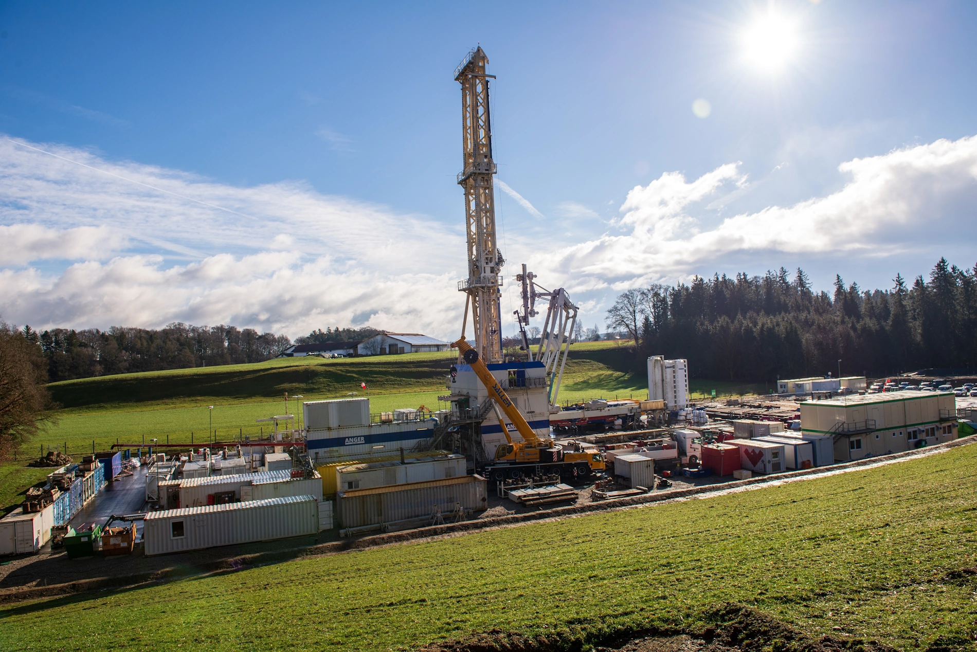 Halsbach, Deutschland: Blick auf die Bohrstelle für ein Geothermiekraftwerk